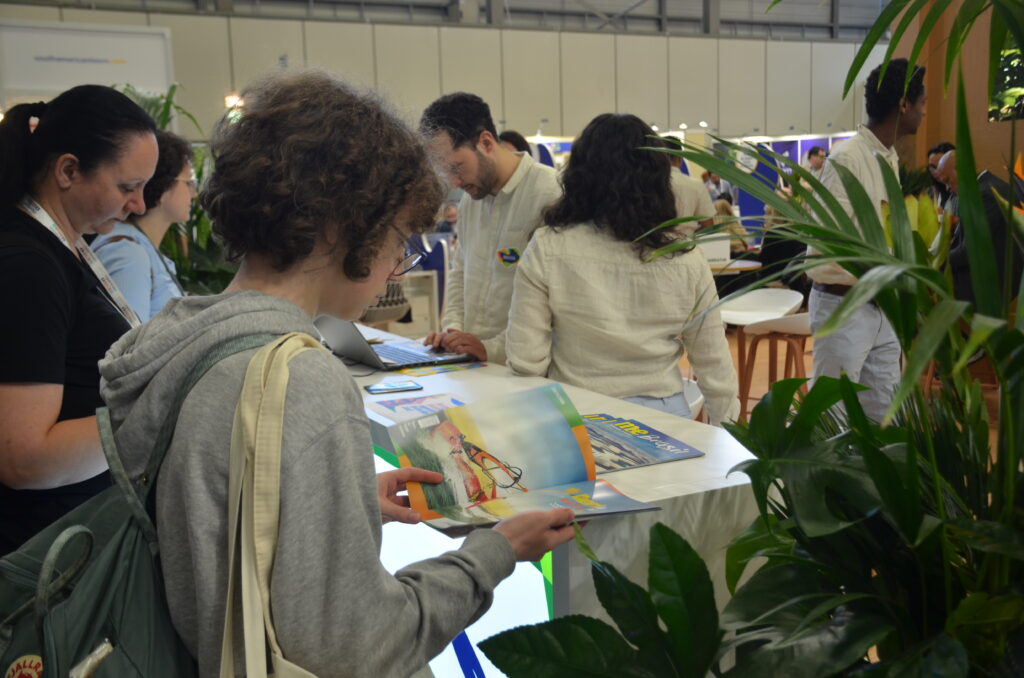 Participantes da feira conferem a edição especial do M&E para a ITB