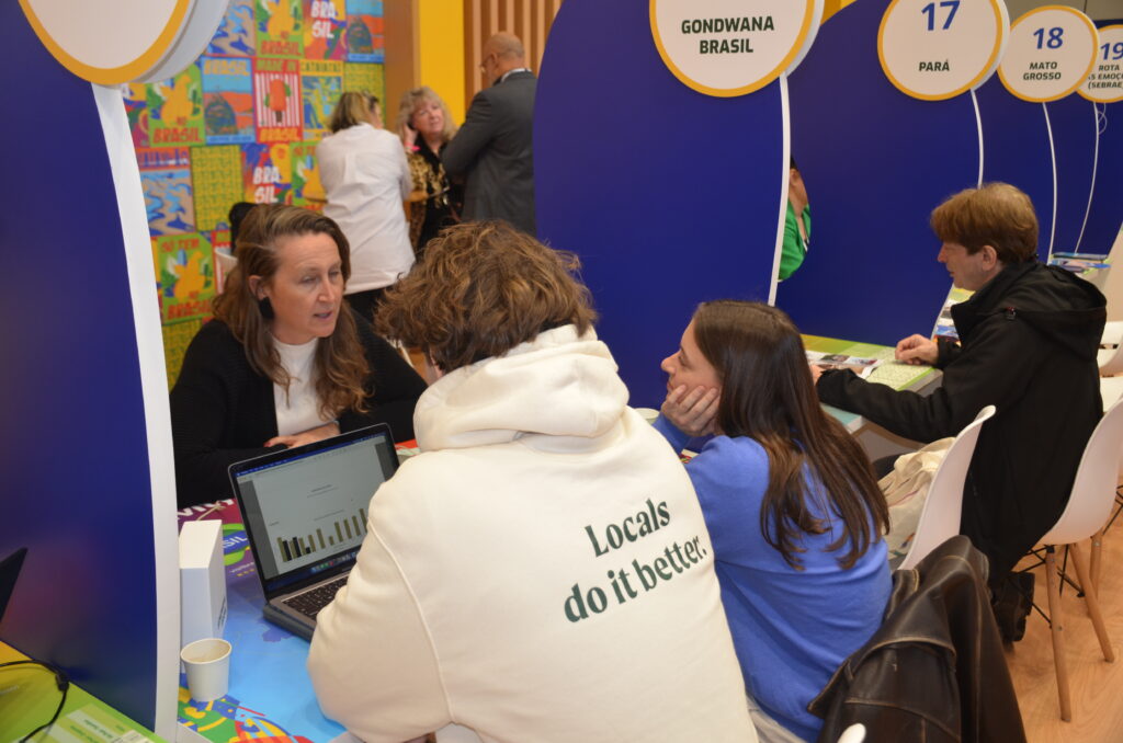 Participantes do evento tiram dúvidas no estande da Embratur