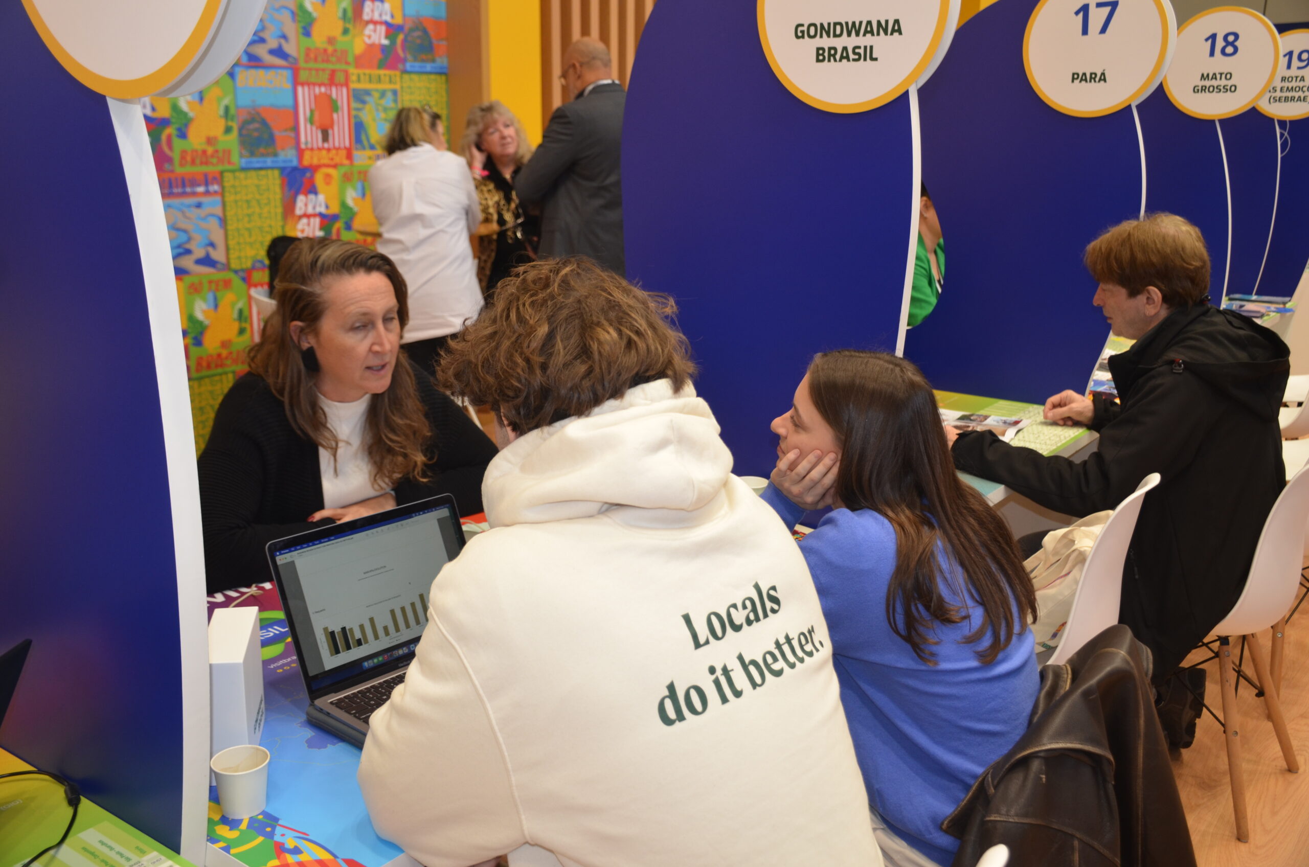 Participantes do evento tiram dúvidas no estande da Embratur