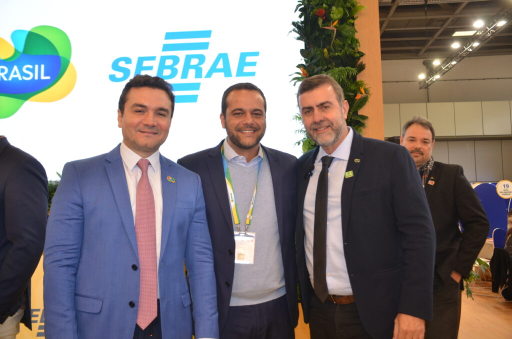 Celso Sabino, ministro do turismo, com André Bento, do RJ e Marcelo Freixo, presidente da Embratur