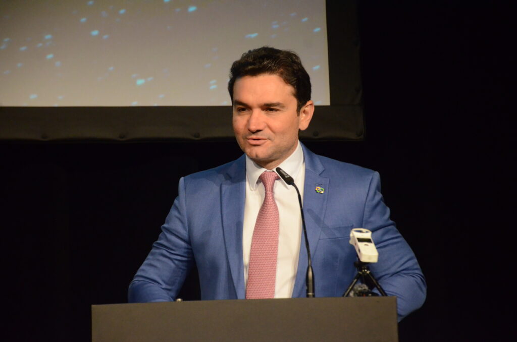 Ministro do turismo, Celso Sabino, realizou um discurso durante o evento