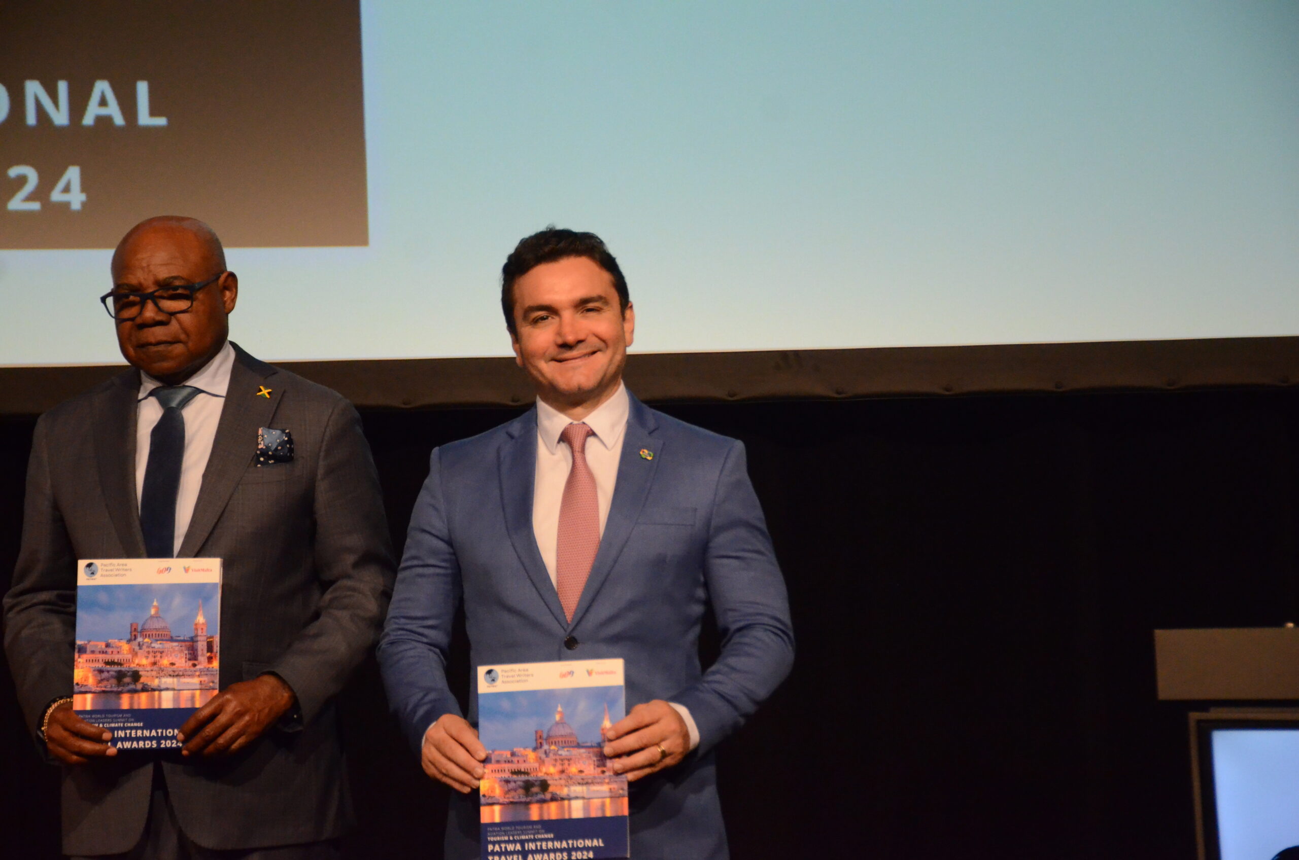 O ministro também recebeu a nova revista da PATWA O ministro também recebeu a nova revista da PATWA