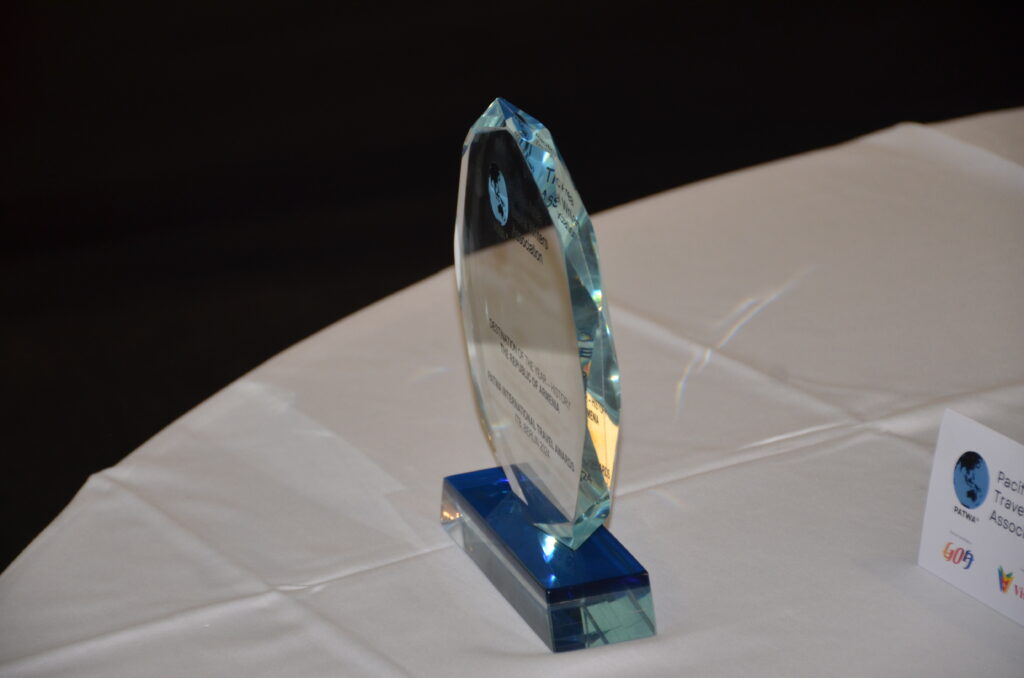 O troféu da premiação da PATWA
