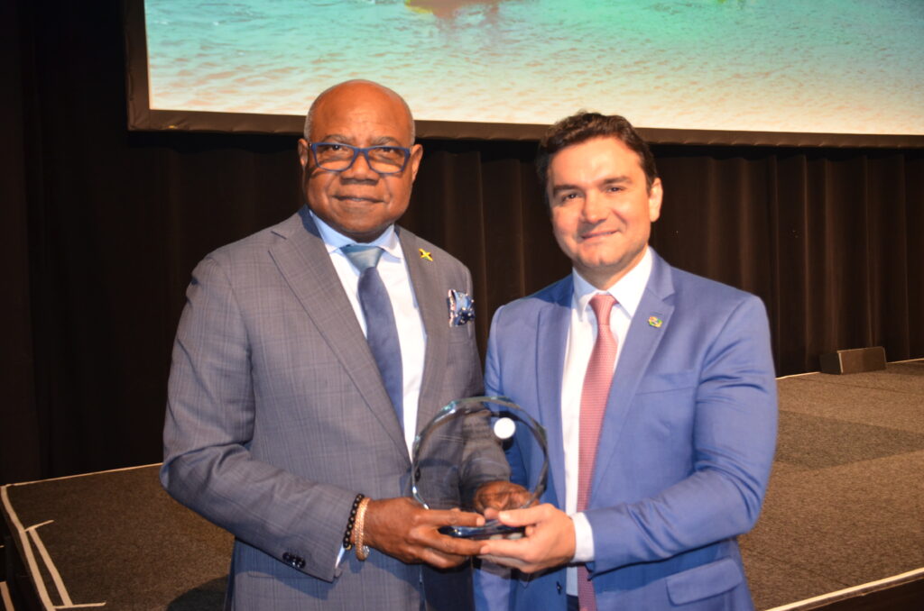 Edmund Bartlett, ministro do turismo da Jamaica junto com Celso Sabino, ministro do turismo do Brasil