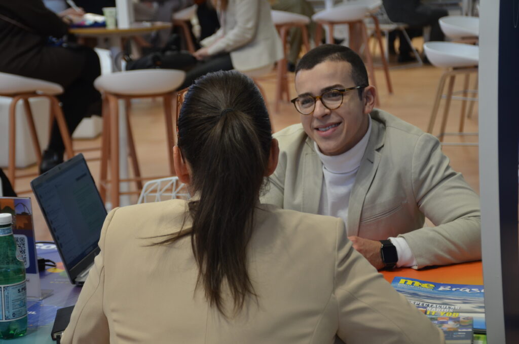 Jonas Queiros, da Riotur durante atendimento na ITB