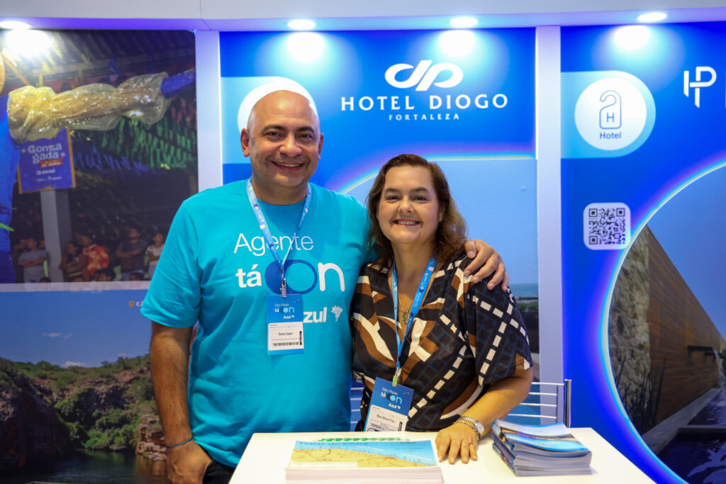 Darlan Campos, da Azul Viagens, e Maria Helena, do Hotel Diogo