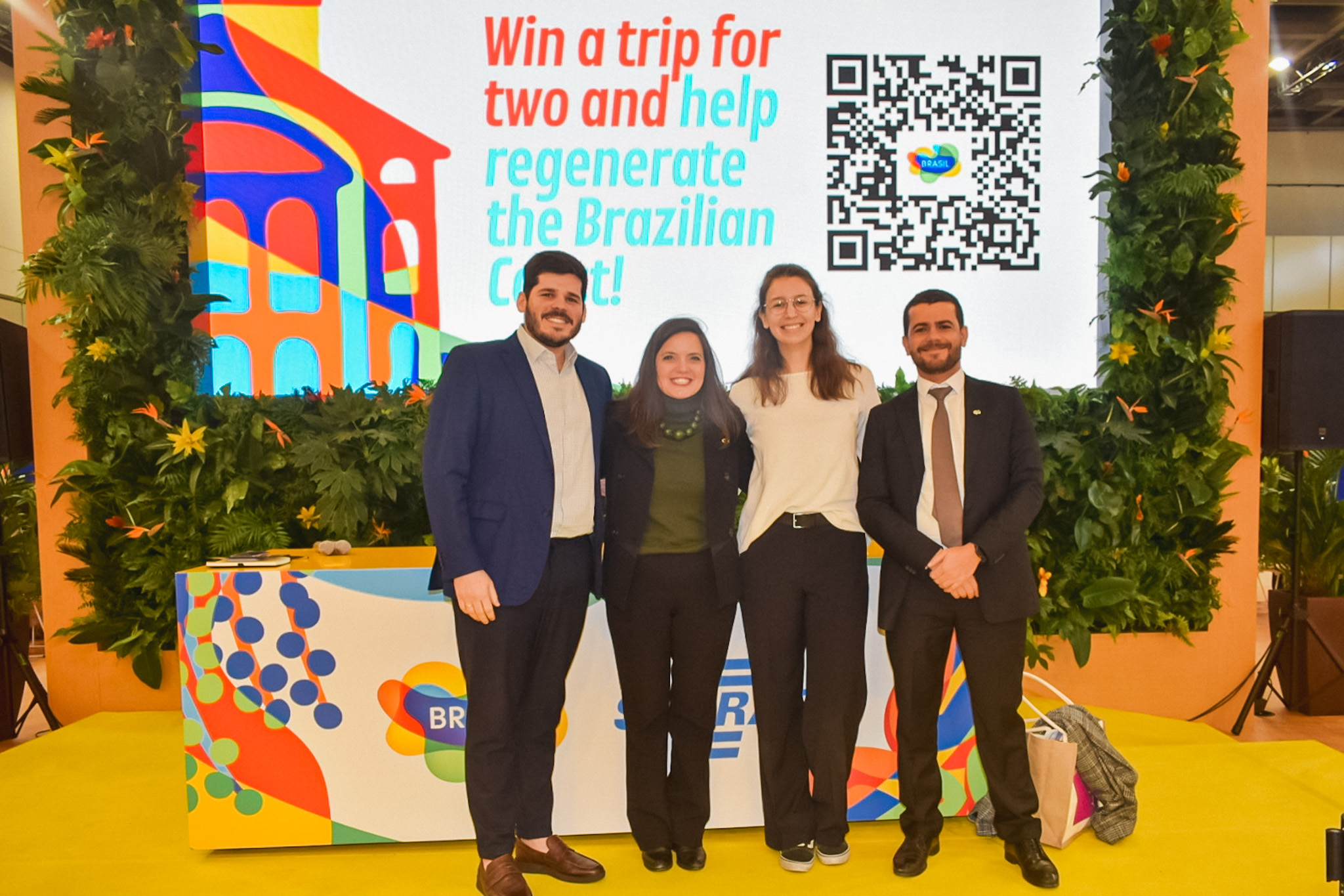Diogo Beltrão, da Empetur; Jaqueline Gil, da Embratur; Jennifer Kaletsch, vencedora do sorteio da Embratur com a Latam, e Philipe Karat, da Embratur Diogo Beltrão, da Empetur; Jaqueline Gil, da Embratur; Jennifer Kaletsch, vencedora do sorteio da Embratur com a Latam, e Philipe Karat, da Embratur