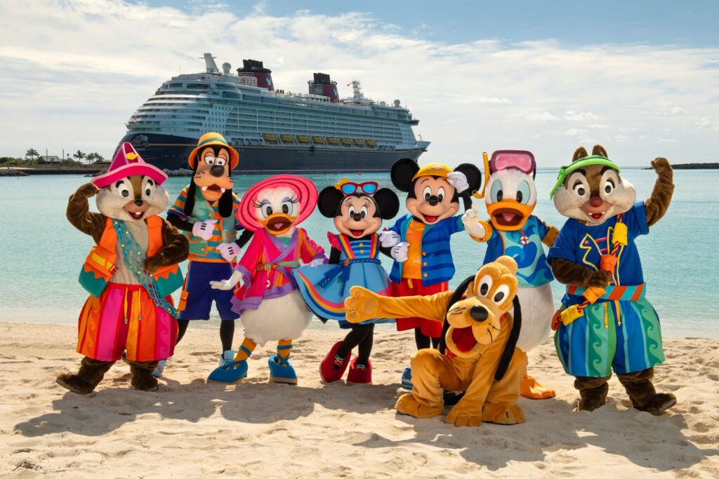 Disney Cruise Line 1 Mickey, Minnie e seus amigos estream novos trajes de verão na ilha privativa da Disney Cruise Line