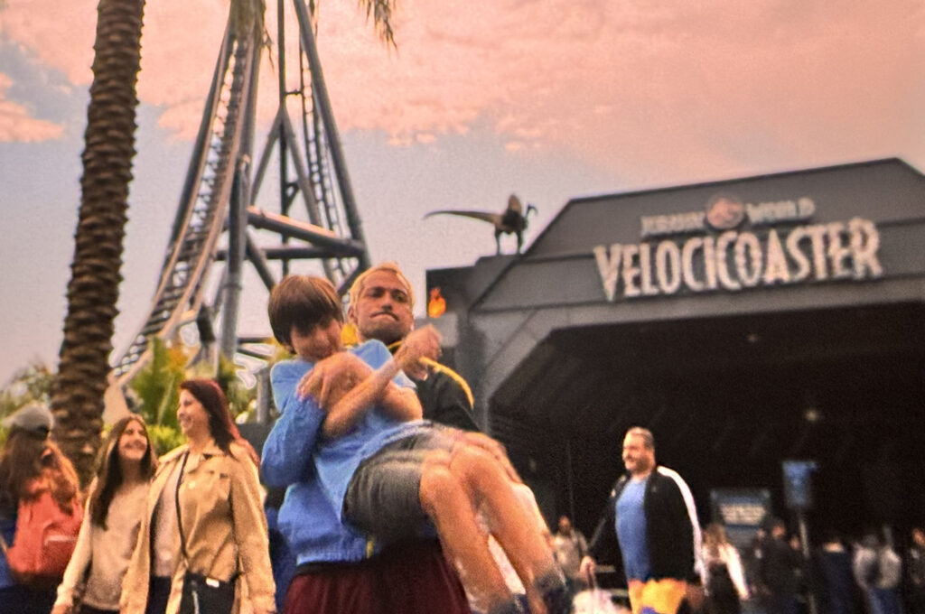 Eduardo Sterblicht e Pedro Burgarelli em ação em frente a Velocicoaster no filme