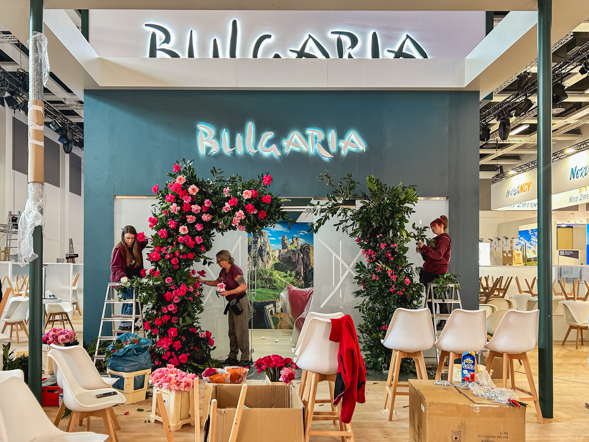 Estande da Bulgária em fase de organização Estande da Bulgária em fase de organização