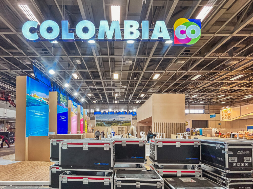Estande da Colômbia em montagem na ITB