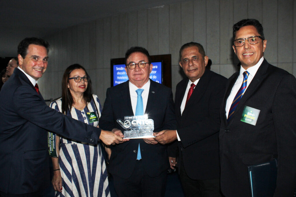 Executivos da CNTur com Manoel Linhares, da ABIH Nacional Executivos da CNTur com Manoel Linhares, da ABIH Nacional