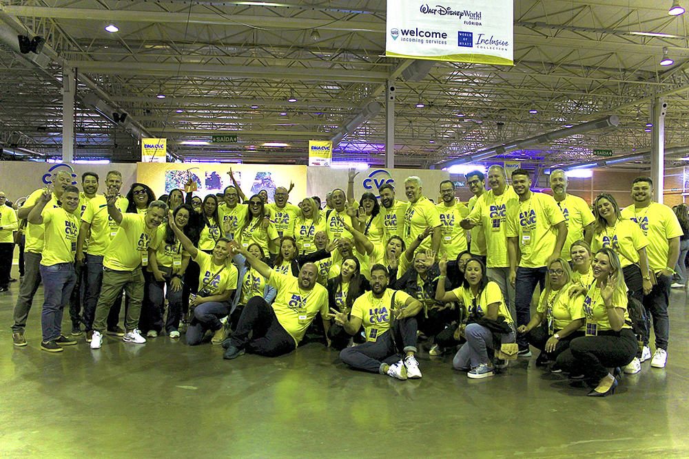 Fabio Godinho, Fábio Mader e mais líderes com parte da equipe CVC Fabio Godinho, Fábio Mader e mais líderes com parte da equipe CVC