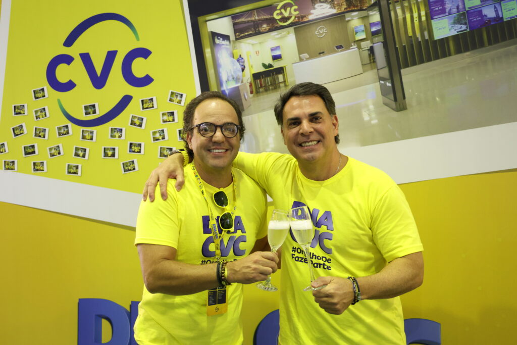 Fabio Godinho e Emerson Belan da CVC 1 CVC lança modelo de lojas modulares e já fecha mais de 130 contratos durante Convenção