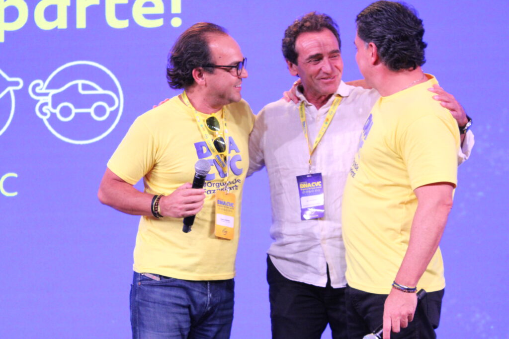 Fabio Godinho e Emerson Belan, da CVC, com Milton Zuanazzi, do MTur