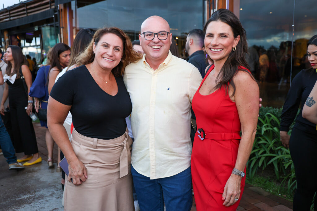 Fabio Mader, da CVC Corp, entre Any Brocker e Carlise Bianchi, diretoras da Brocker Turismo