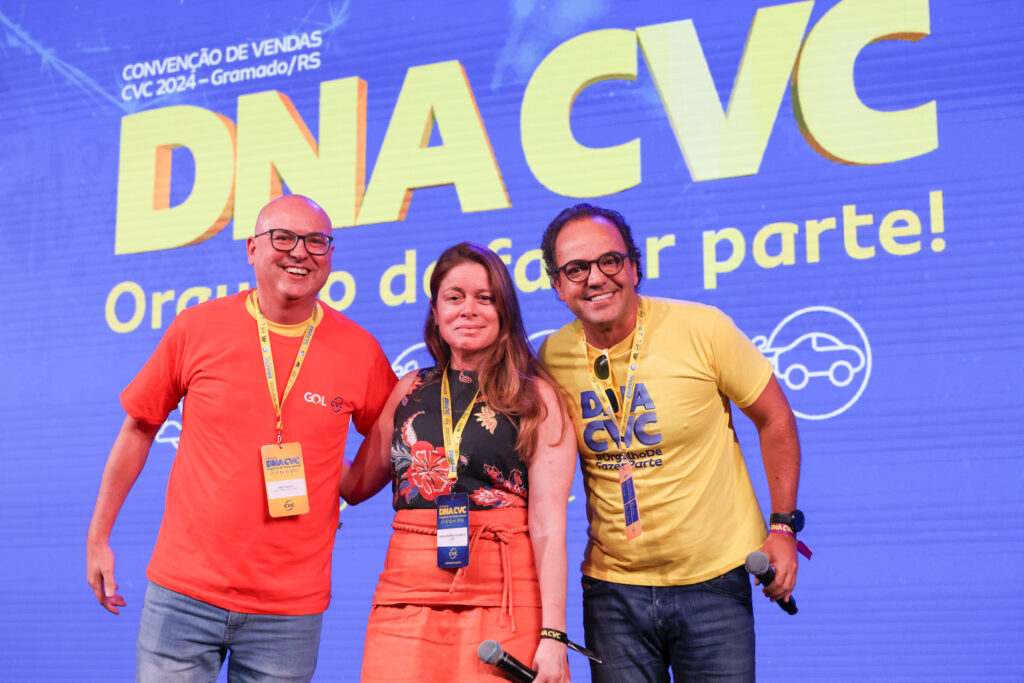 Fabio Mader e Fabio Godinho da CVC com Carla Fonseca da Gol CVC e Gol terão 15 voos fretados para temporada 2024/2025; VP destaca força da companhia