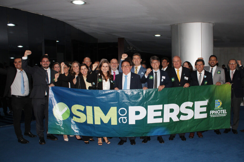 Frente Parlamentar da Hotelaria luta pela permanencia do Perse Ato em defesa do Perse reúne ABIH, Fohb e milhares de hoteleiros no Senado; veja fotos