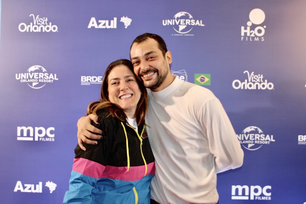 Gabriella Cavalheiro da Universal com Eduardo Sterblitch Universal realiza premiere do filme "Dois é Demais em Orlando" em São Paulo; veja fotos
