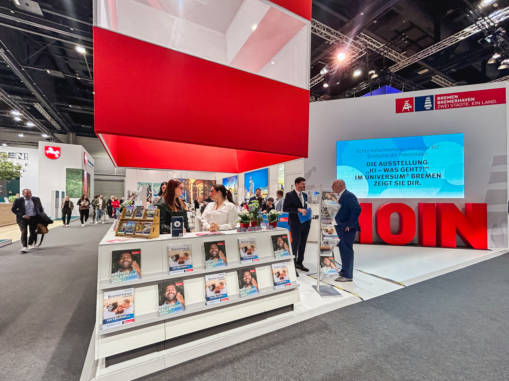 Grandes estandes apostaram no conteúdo impresso para dar um panorama completo de seus produtos Grandes estandes apostaram no conteúdo impresso para dar um panorama completo de seus produtos