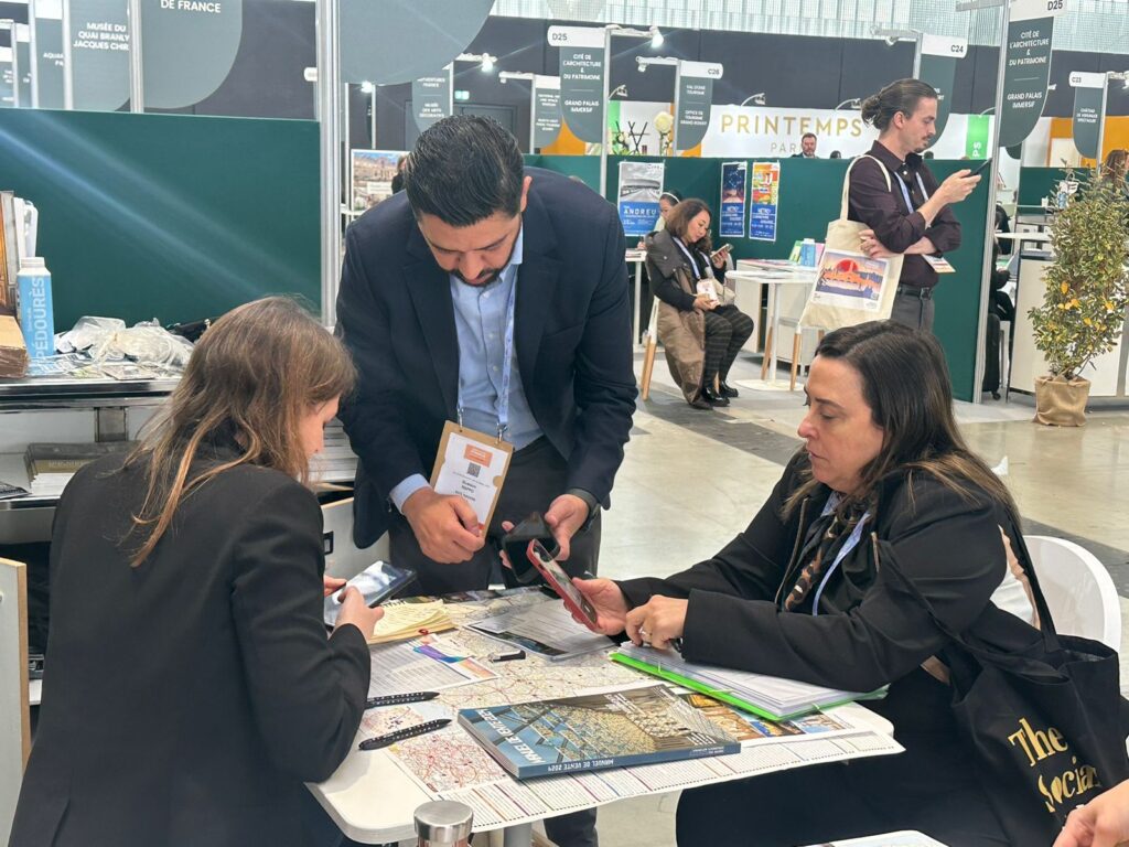 Gustavo Nappo, da EHTL, e Barbara Resende, da Qualita Turismo, em reunião com fornecedora francesa