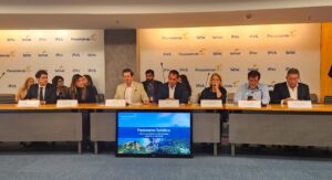 Heitor Kadri e Ana Carla Lopes MTur Otavio Leite Fecomercio RJ Joao Gomes Ifec RJ Adriana Homem de Carvalho Fecomercio RJ Sergio Ricardo TurisRio e Alexandre Sampaio CNC Pesquisa da Fecomércio RJ revela que 90% dos turistas visitam o Rio a lazer, férias e carnaval