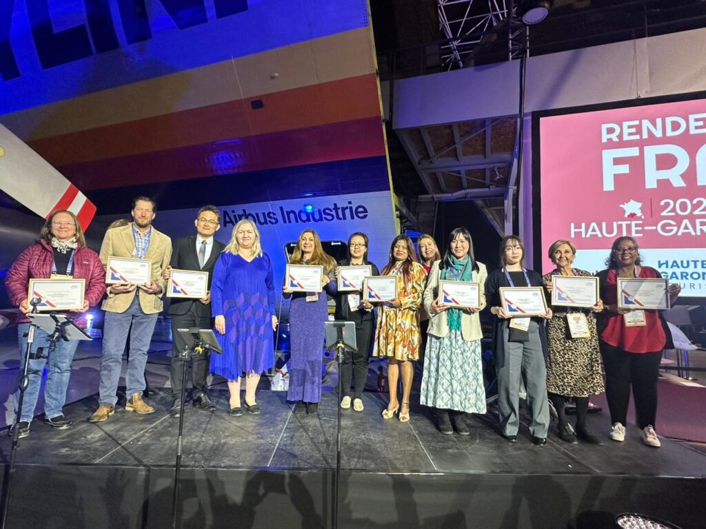 Homenageados de diversos países que concluíram curso de capacitação sobre a França