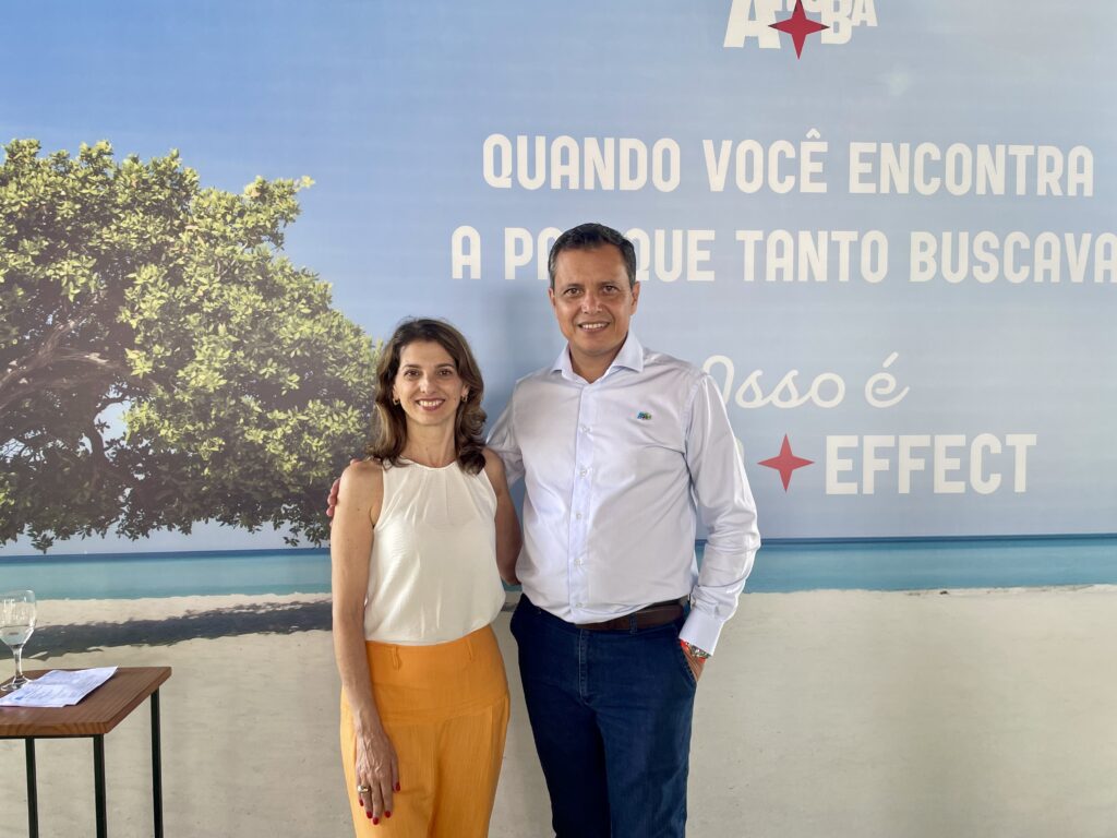Sol Ferreira, terapeuta holística e Carlos Barbosa, de Aruba
