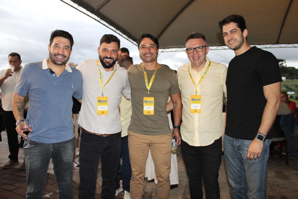 Hugo Lagares, da Visual, com Daniel de Almeida, Thiago Benfica, Douglas Silva e Humberto Oliveira, da CVC