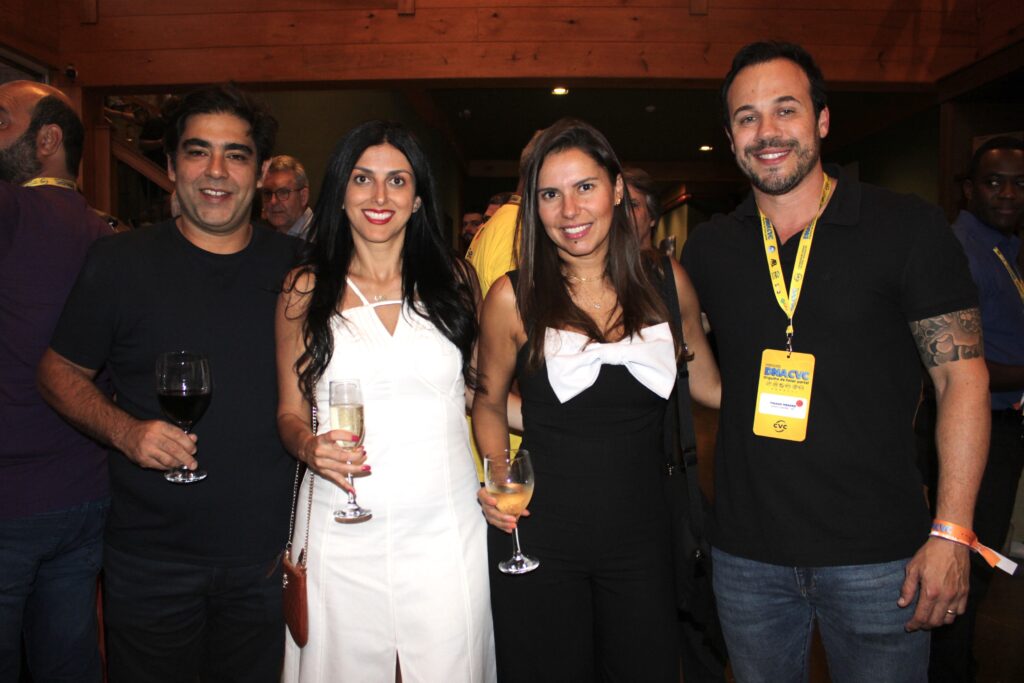 Rodrigo Garcia, da CVC de Suzano, Nathalia Moura e Fernanda Paranhos, da CVC, e Thiago Mendes, da CVC de Santo André