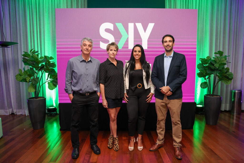 SKY terá 55 voos semanais entre Brasil e Chile durante a temporada de neve 2024 1 Ivan Sakr Laurence Brotero Lais Pires e Franco Chaparro da Sky SKY terá 55 voos semanais entre Brasil e Chile durante a temporada de neve 2024