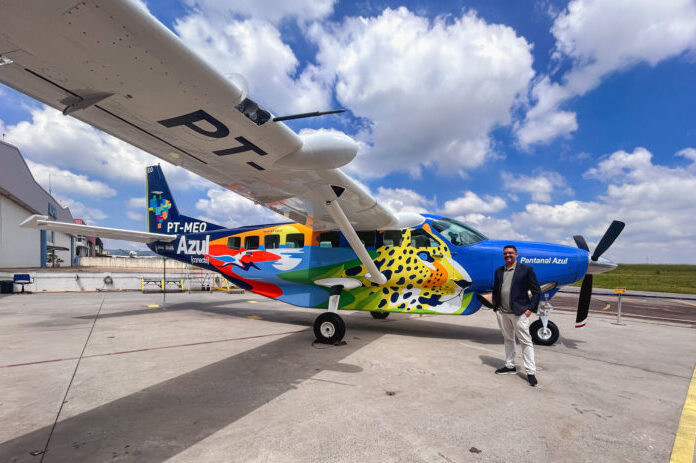 Jose Ramos diretor da Azul Conecta ao lado da aeronave Pantanal Azul e1710949147519 "Conheça o Brasil: Voando": Azul Conecta e MTur lançam aeronave em homenagem ao Pantanal