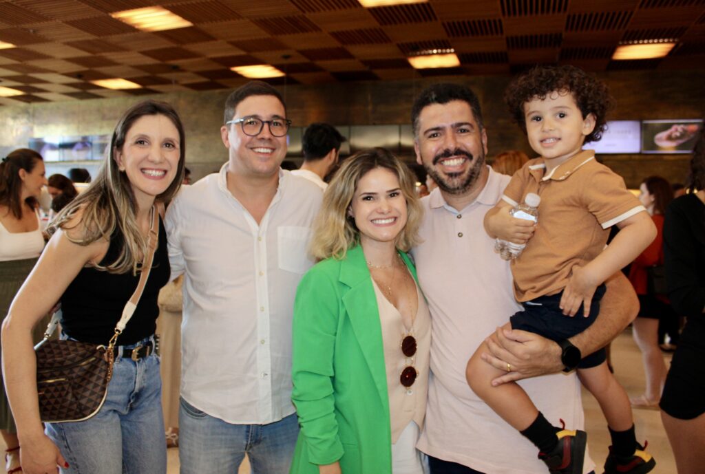 Juliana Baraldi e Martim Diniz, da Universal, com Raphael de Lucca, da Copa Airlines, e sua esposa Elenice e filho Martim de Lucca