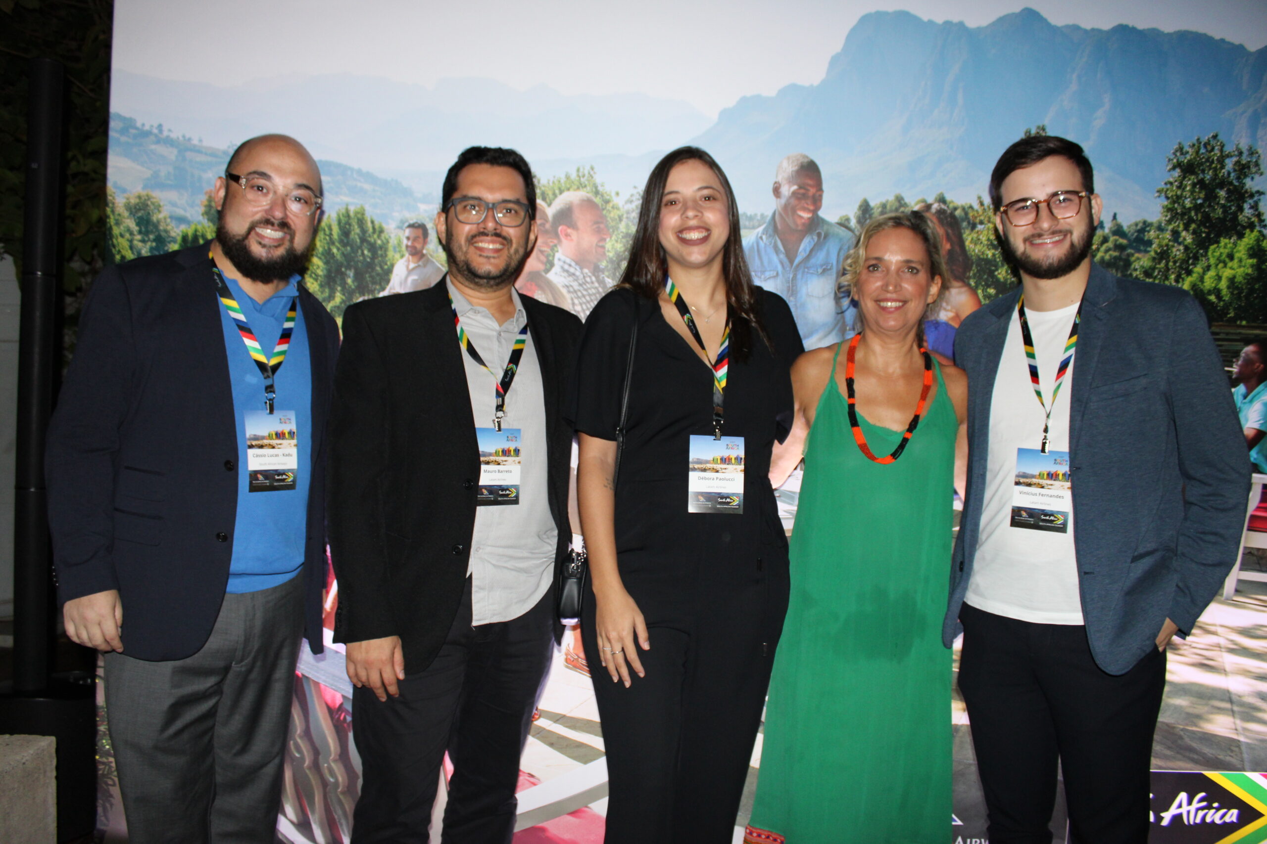 Kadu e Tatiana Isler, da África do Sul, com Mauro Barreto, Debora Paolucci e Vinicius Fernandes, da Latam Kadu e Tatiana Isler, da África do Sul, com Mauro Barreto, Debora Paolucci e Vinicius Fernandes, da Latam