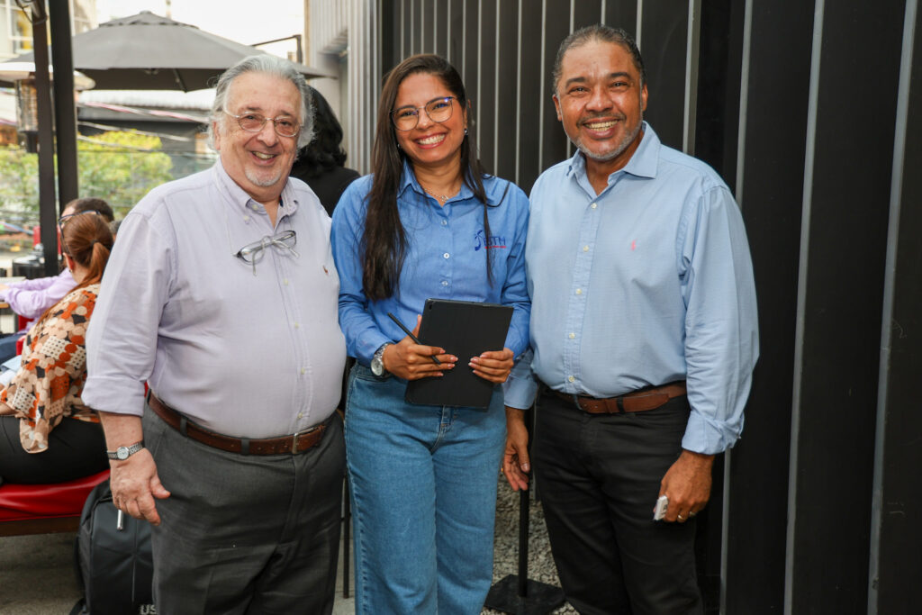 Leslie Benveniste, de Tampa Bay, com Alana Silva e Cláudio Júnior, do BTM