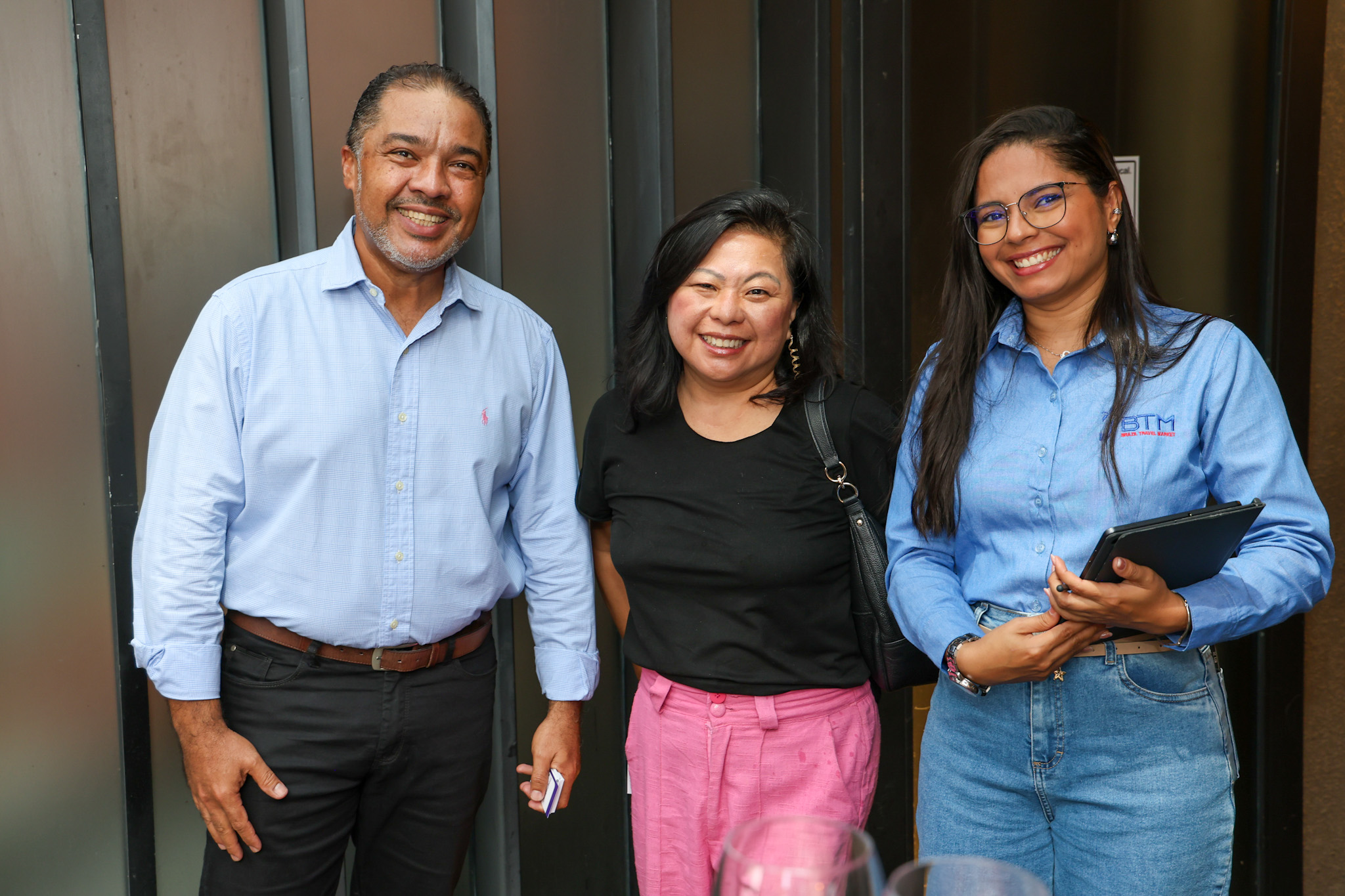 Lia Hirakawa, da Imaginarora, entre Cláudio Júnior e Alana Silva, a BTM Lia Hirakawa, da Imaginarora, entre Cláudio Júnior e Alana Silva, a BTM