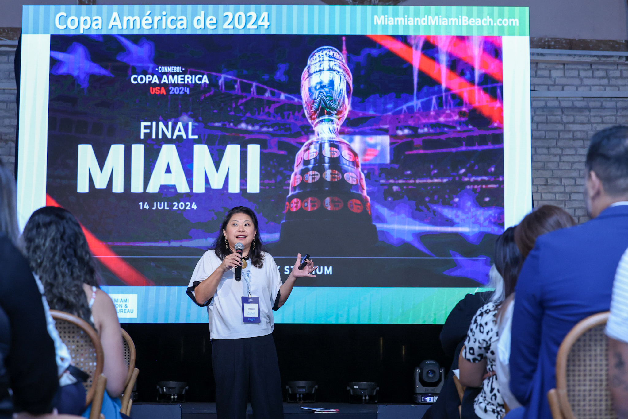 Lia Hirakawa, do Miami Greater Miami & Miami Beach Lia Hirakawa, do Miami Greater Miami & Miami Beach