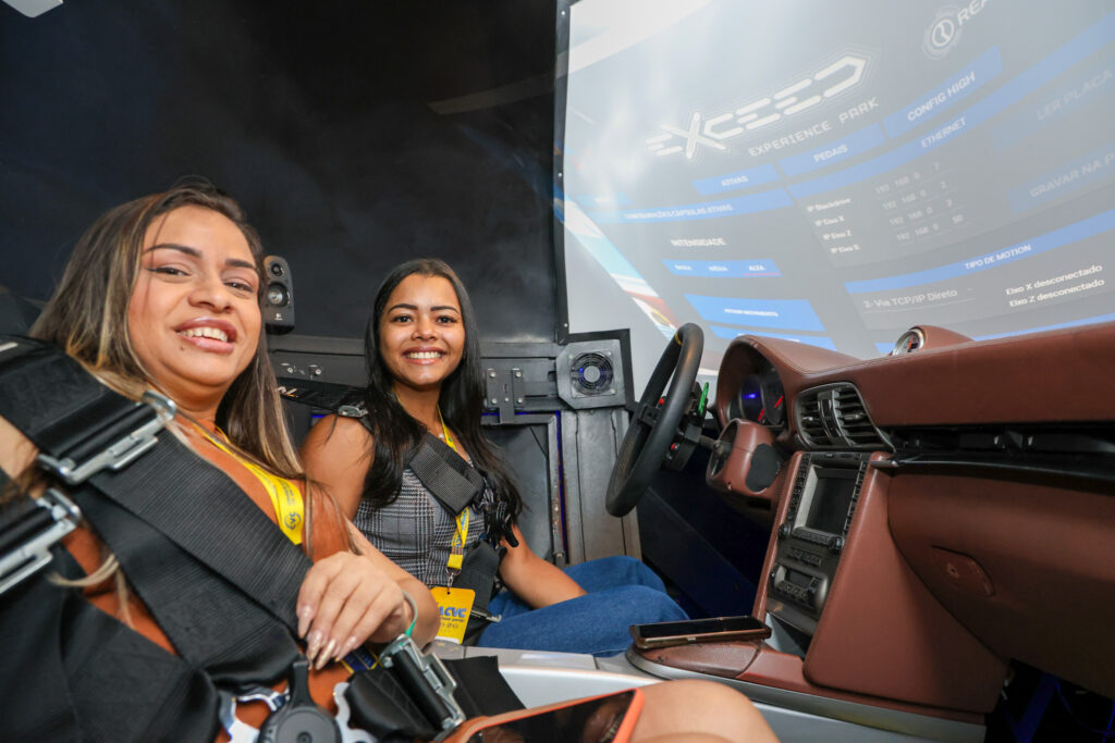 Luana Pinheiro, da CVC Paragominas, e Cristiane de Oliveira, da CVC Belém-PA, no Porsche Carrera Pista Stock Car