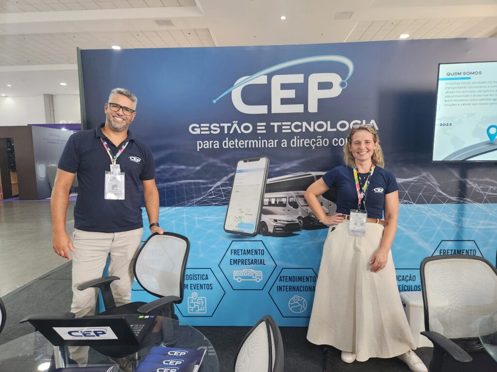 Lucimar Machado, diretor Comercial, e Amanda Pereira, gestora de Eventos da CEP Trasnportes - unidade Curitiba