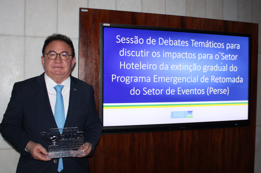 Manoel Linhares com a homenagem que recebeu da CNTur Manoel Linhares com a homenagem que recebeu da CNTur