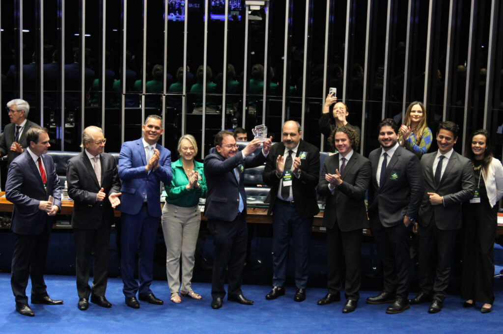 Manoel Linhares foi homenageado pela CNTur ao fim da Sessao Tematica sobre o Perse Ato em defesa do Perse reúne ABIH, Fohb e milhares de hoteleiros no Senado; veja fotos