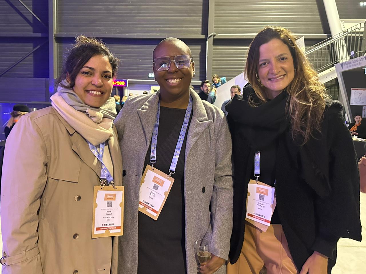 Maria Vazar, da Itália, com Beatriz Alves e Izabèle Pezinato, ambas da Atout France Maria Vazar, da Itália, com Beatriz Alves e Izabèle Pezinato, ambas da Atout France