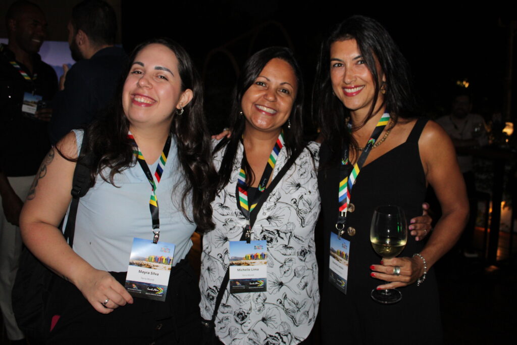 Mayra Silva e Michelle, Lima, da Terra Mundi, com Daniela Lessio, da DFlow Connections Mayra Silva e Michelle, Lima, da Terra Mundi, com Daniela Lessio, da DFlow Connections