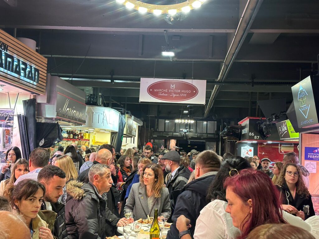 Mercado Victor Hugo ficou aberto exclusivamente para os participantes do Rendez-vous en France na noite desta terça (26) Mercado Victor Hugo ficou aberto exclusivamente para os participantes do Rendez-vous en France na noite desta terça (26)