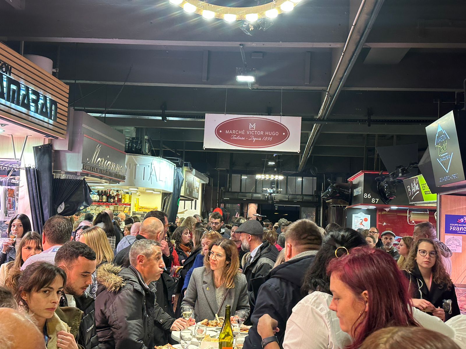Mercado Victor Hugo ficou aberto exclusivamente para os participantes do Rendez-vous en France na noite desta terça (26) Mercado Victor Hugo ficou aberto exclusivamente para os participantes do Rendez-vous en France na noite desta terça (26)
