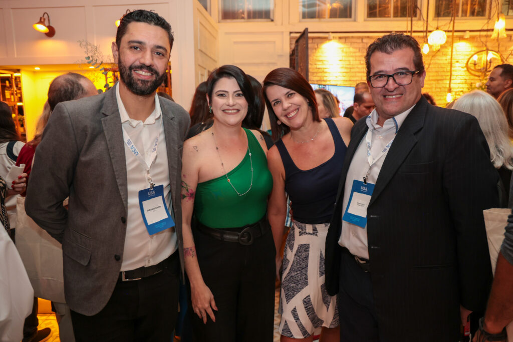 Michele Tonon e Fernanda Reina, da Mobility, entre Gustavo Napoo e Roberto Araújo, da EHTL Michele Tonon e Fernanda Reina, da Mobility, entre Gustavo Napoo e Roberto Araújo, da EHTL