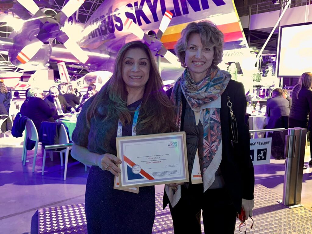 Michelle Pereira, com seu certificado de conclusão da capacitação sobre a França, e Caroline Putnoki