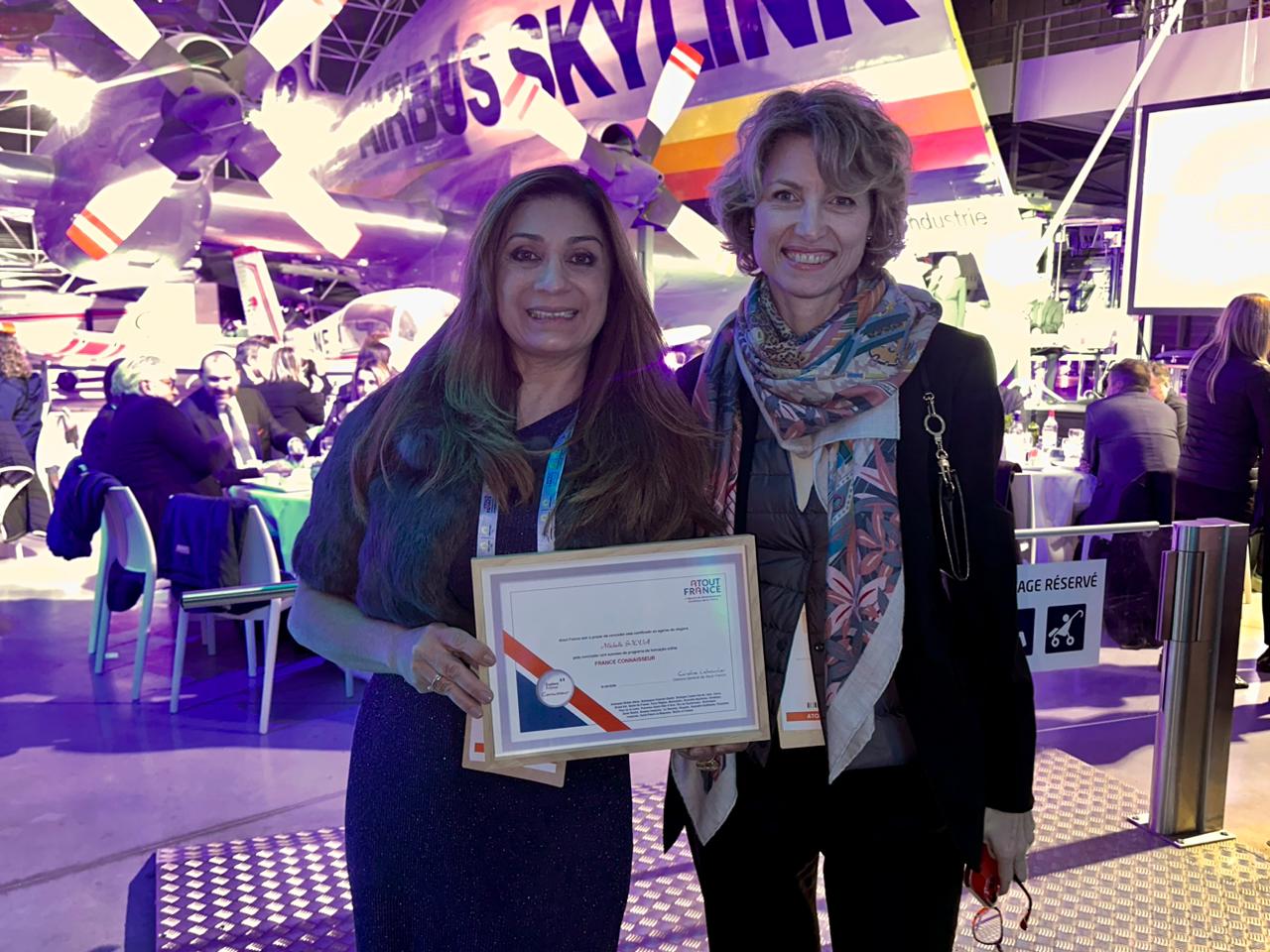 Michelle Pereira, com seu certificado de conclusão da capacitação sobre a França, e Caroline Putnoki Michelle Pereira, com seu certificado de conclusão da capacitação sobre a França, e Caroline Putnoki