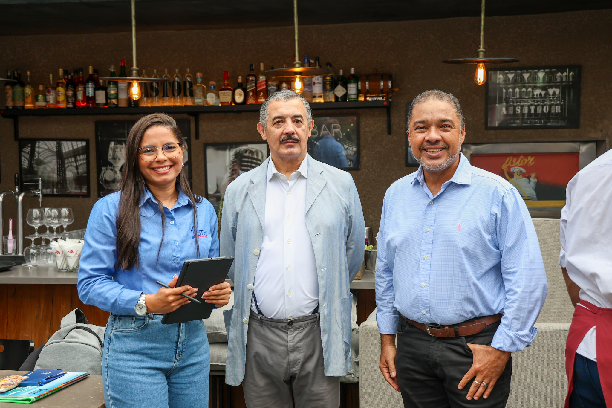 Miguel Nieto-Sandoval, diretor da Turespaña, entre Alana Silva, gestão de Eventos da BBC Eventos, e Cláudio Júnior Miguel Nieto-Sandoval, diretor da Turespaña, entre Alana Silva, gestão de Eventos da BBC Eventos, e Cláudio Júnior