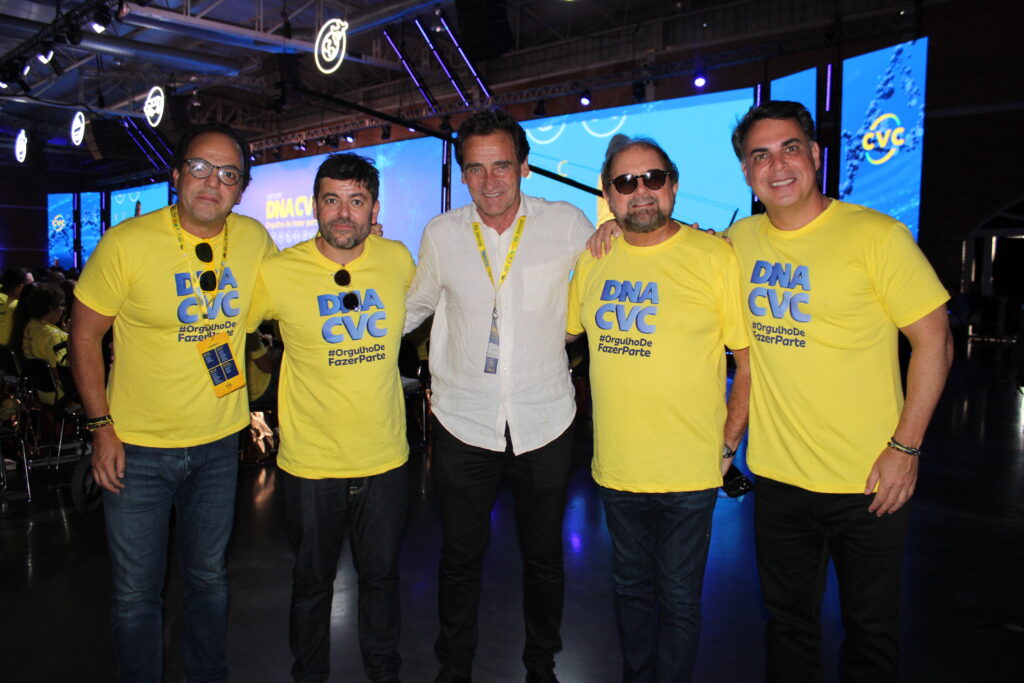 Milton Zuanazzi, do MTur, com Fabio Godinho, Gustavo e Guilherme Paulus e Emerson Belan, da CVC